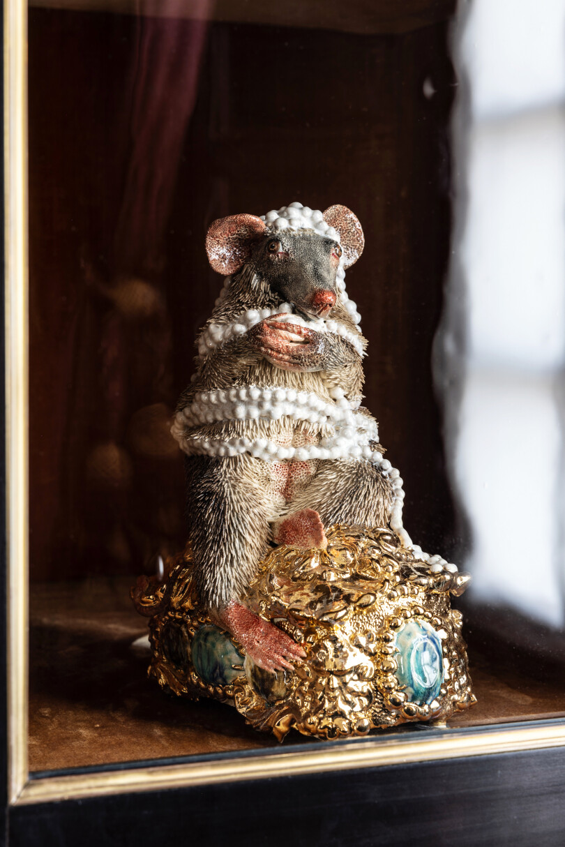 Saisissant de réalisme, ce rat sur un coffre à bijoux illustre la façon dont Carolein Smit bouscule les codes de l’anthropomorphisme et provoque le visiteur avec humour.